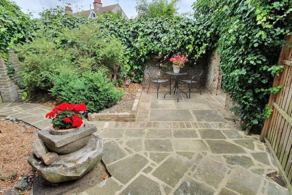 Beautiful 1 Bedroom Cottage With Courtyard. Deal Exterior photo